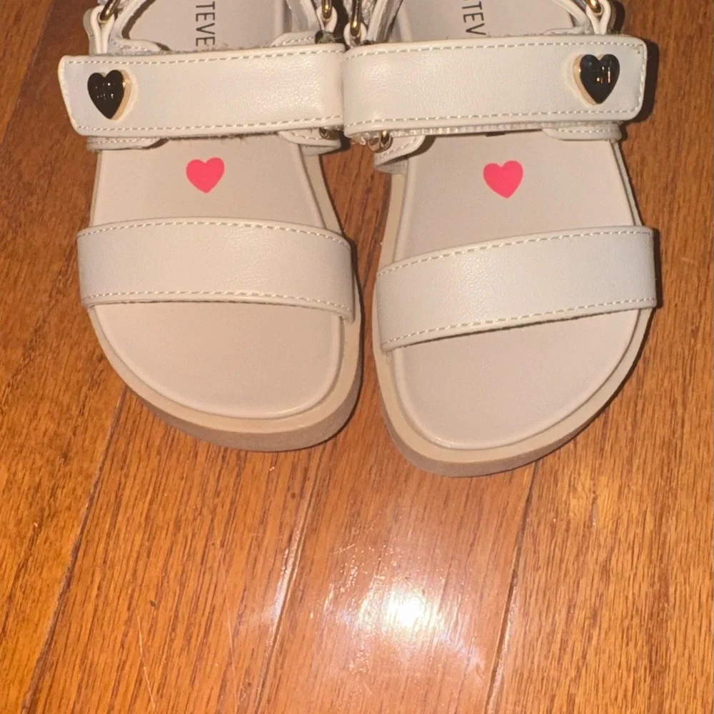 New Steve Madden Kids Cream Sandals with Heart Detail - Picture 4 of 4